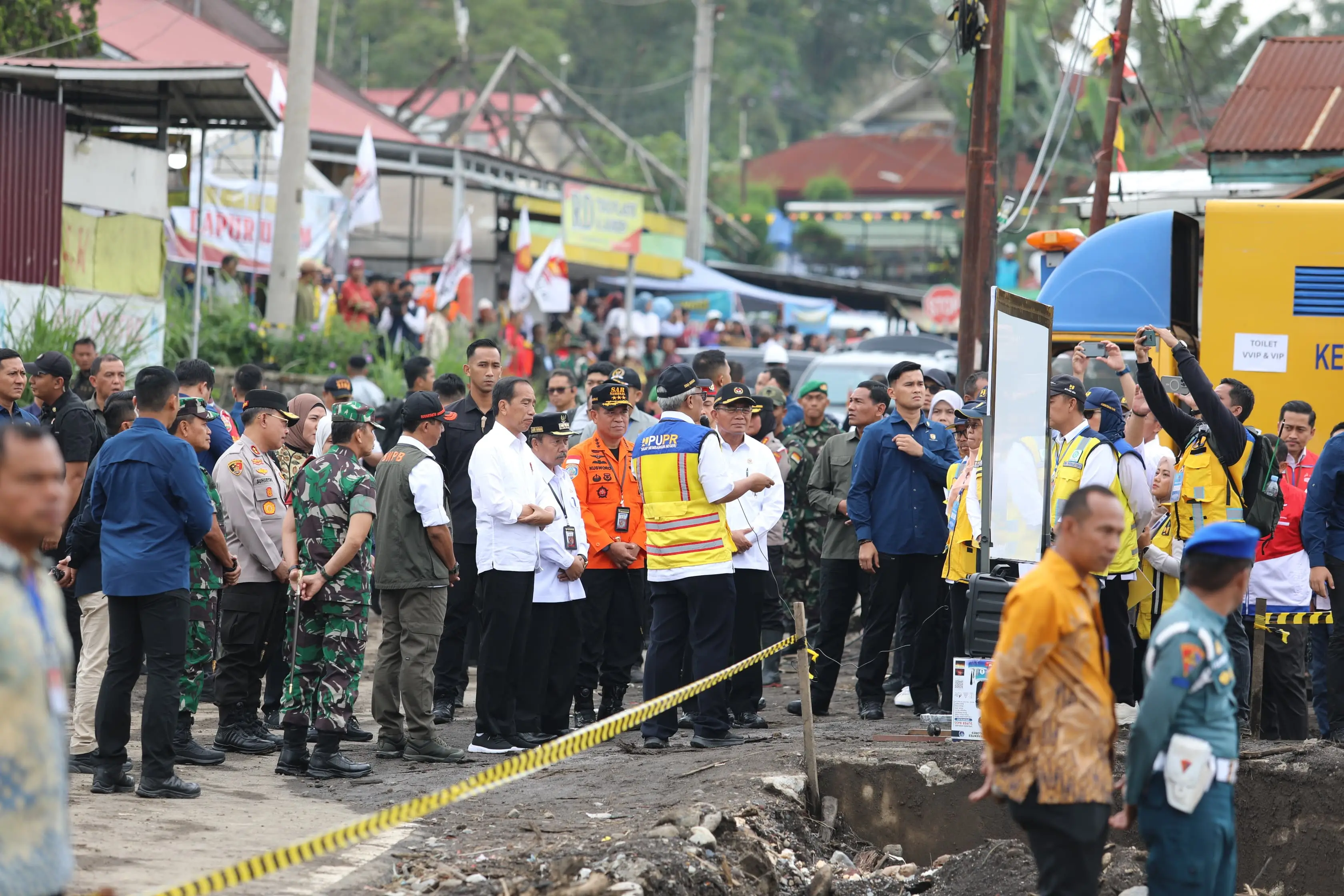Kepala BNPB Letjen TNI Suharyanto, S.Sos., M.M., (rompi hijau dengan topi hitam) mendampingi Presiden Ir. Joko Widodo saat meninjau lokasi terdampak banjir lahar hujan Gunungapi Marapi di Nagari Bukit Batabuah, Kabupaten Agam, Sumatera Barat pada Selasa (21/5).